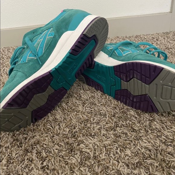 Pair of Asics sneakers - Picture 4 of 4